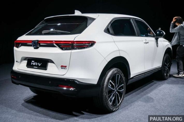 Honda HR-V 2025 sở hữu mặt ca-lăng được thiết kế mới, mở rộng hơn với tạo hình riêng biệt cho từng phiên bản. Khu vực cản trước của xe cũng được thiết kế lại, giúp tăng tính nhận diện cho từng biến thể. Đèn chiếu sáng trên bản RS được nâng cấp thành loại LED projector ma trận, đi kèm đèn hỗ trợ vào cua chủ động.