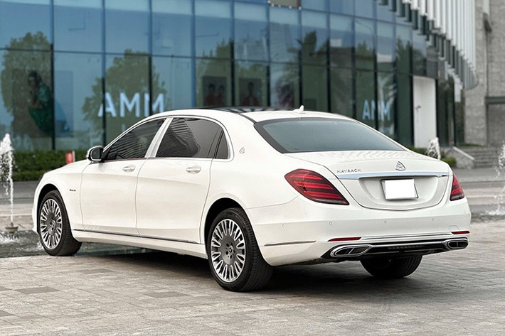 Khi mới ra mắt tại Việt Nam, giá xe Mercedes-Maybach S450 4Matic 2019 từng được niêm yết với mức giá lên tới 4,219 tỷ đồng, chưa bao gồm các chi phí lăn bánh. Như vậy, sau khoảng 6 năm sử dụng, giá trị của xe đã giảm đi đáng kể so với thời điểm ban đầu.