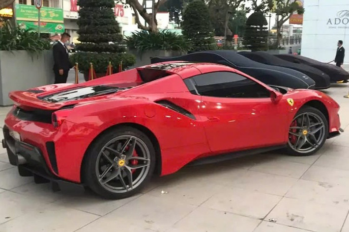 Ferrari 488 Pista Spider của Hoàng Kim Khánh là siêu xe phiên bản hiệu suất cao của dòng siêu xe mui trần Ferrari 488 Spider. Sự có mặt của Ferrari 488 Pista mui trần giúp cho các đại gia Việt có bộ sưu tập siêu xe ấn tượng hơn, hiện đã có 3 xe được mang về nước.