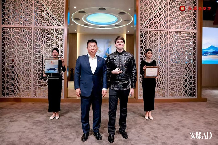 Semenov được cho là đã tham dự các sự kiện của Hongqi tại cả Trung Quốc và Dubai. Có thể qua những sự kiện này, ông đã nảy sinh mối quan tâm đặc biệt với mẫu xe hạng sang của thương hiệu nội địa Trung Quốc.