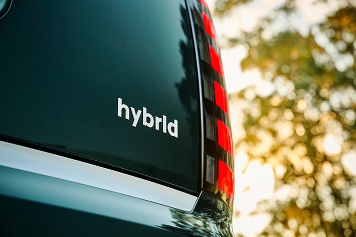Tại Úc, Hyundai đang mang đến thị trường mẫu SUV Palisade 2026 lớn nhất từ trước đến nay của mình, với cấu hình bảy hoặc tám chỗ ngồi, cùng "thiết kế sang trọng, cabin rộng rãi, tiện dụng và hệ dẫn động hybrid đầu tiên". Xe sẽ có tám màu ngoại thất và không dưới bốn tùy chọn trang trí nội thất. Dưới nắp ca-pô là hệ truyền động hybrid 2.5 T-GDi hoàn toàn mới.