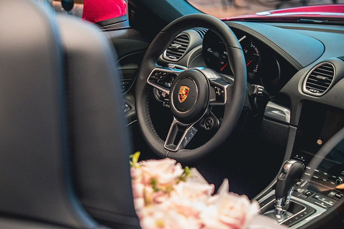 Btrong cabin của Porsche 718 Boxster Style Edition là ghế trước có sưởi, vô-lăng đa chức năng bọc da và có sưởi, thảm sàn với đường chỉ khâu màu Chalk tương phản...