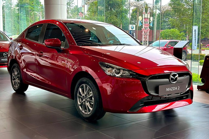 Trong tháng 7/2025, mẫu sedan cỡ B Mazda2 tiếp tục được các đại lý Mazda ưu đãi mạnh tay với mức giảm từ 6 đến 15 triệu đồng, giúp giá khởi điểm của phiên bản thấp nhất giảm còn 403 triệu đồng, thấp hơn cả một số mẫu xe hạng A đang bán trên thị trường Việt Nam.