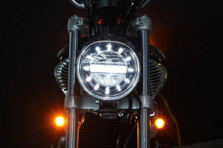 Xe được trang hệ thống chiếu sáng trên xe sử dụng công nghệ LED, giúp tăng hiệu quả chiếu sáng cũng như vẻ hiện đại cho tổng thể thiết kế. Một chi tiết nhỏ nhưng tiện dụng khác là gác chân phụ có thể gập lại, mang lại sự gọn gàng và linh hoạt trong quá trình sử dụng.
