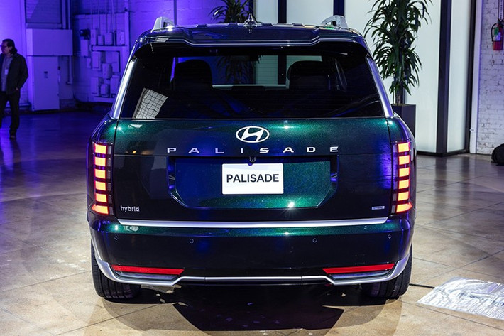 Hyundai Palisade Hybrid 2026 mới ra mắt Indonesia có chiều dài 5.065 mm, rộng 1.980 mm, cao 1.805 mm, cùng chiều dài cơ sở đạt 2.970 mm – đảm bảo không gian nội thất rộng rãi cho 3 hàng ghế.