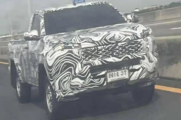 Kích thước tổng thể của Toyota Hilux mới dự kiến sẽ tương đương với phiên bản hiện hành, nhỏ hơn so với Ford Ranger và Kia Tasman. Thùng xe cũng có kích thước tương tự, không đủ rộng để đặt vừa một pallet gỗ kê hàng tiêu chuẩn của Úc giữa hai vòm bánh xe.