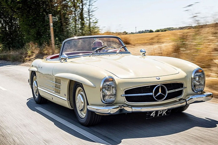 Chiếc Mercedes-Benz SL đời 1963 sẽ được bán đấu giá thông qua RM Sotheby's tại Chobham, Vương quốc Anh và dự kiến sẽ đạt mức giá khoảng 2,02 triệu đô la. Chỉ trong năm ngoái, một chiếc xe có thân bằng nhôm, phiên bản được thèm muốn nhất của dòng W198 đã được bán với giá đáng kinh ngạc là 9.335.000 đô la, vì thế, sẽ không có gì quá bất ngờ nếu chiếc xe trong bài được ai đó trả cao hơn 9,3 triệu USD.