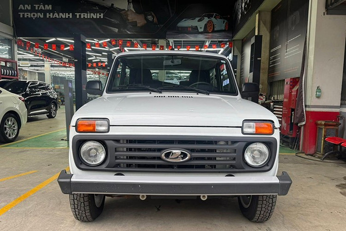 Dù được giới thiệu là xe “đa dụng, bền bỉ”, thiết kế ngoại thất của Niva bị đánh giá là cổ điển đến mức lỗi thời. Xe có lưới tản nhiệt giả phong cách crossover, nhưng đèn pha và đèn báo rẽ vẫn dạng halogen điển hình cổ điển.
