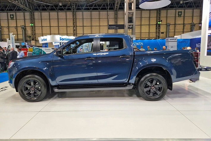 Về thiết kế, phiên bản chạy điện của D-Max không có nhiều khác biệt so với các bản động cơ đốt trong. Xe chỉ có một số chi tiết khác biệt như: huy hiệu EV, điểm nhấn màu xanh và việc loại bỏ ống xả. Cổng sạc được đặt ở vị trí tương tự nắp bình xăng, giúp người dùng dễ làm quen.