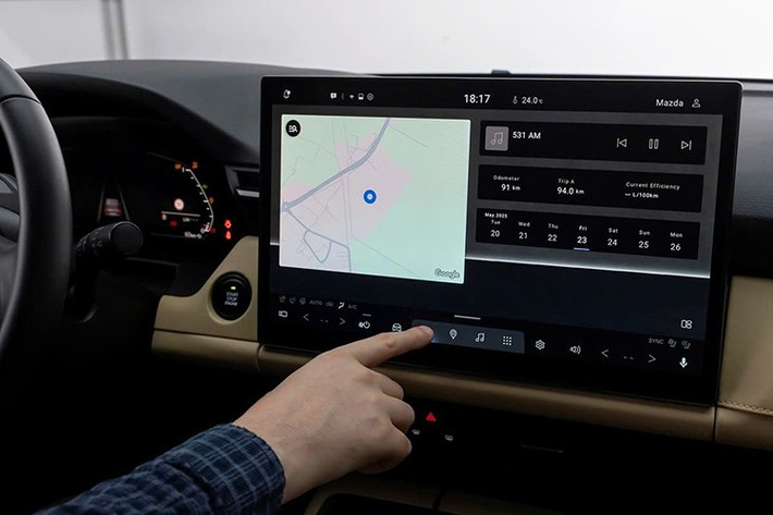 Trong khi đó, thiết kế của mẫu SUV cỡ C này vẫn tạo cảm giác khá quen thuộc vì không thay đổi quá nhiều so với thế hệ cũ. Xe vẫn được áp dụng thiết kế Kodo đặc trưng của Mazda với lưới tản nhiệt cỡ lớn dạng 7 điểm, nối với cụm đèn pha thanh mảnh tạo thành hình đôi cánh, cản trước thể thao hơn, đèn hậu hình chữ L, mâm hợp kim 19 inch và 2 ống xả tròn phía sau.