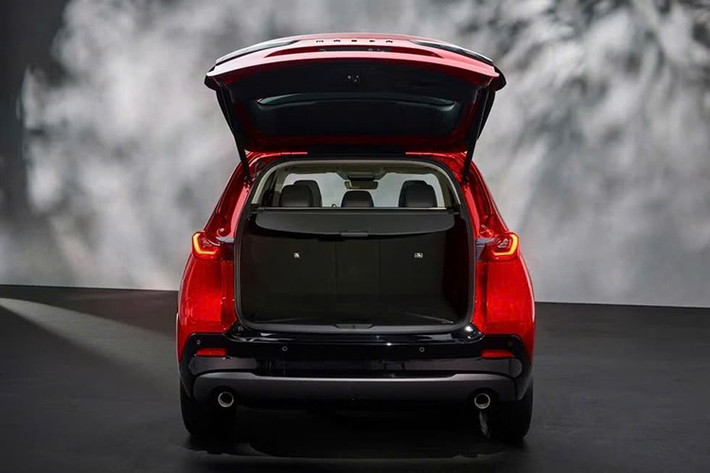Sự thay đổi về kích thước mang đến không gian nội thất rộng rãi hơn cho mẫu SUV cỡ C này. Trang bị của xe cũng tiện nghi, hiện đại hơn với màn hình cảm ứng trung tâm có kích thước từ 12,9 - 15,6 inch, tùy phiên bản. Bên cạnh đó là bảng đồng hồ kỹ thuật số 10,25 inch, sạc không dây Qi, cửa sổ trời toàn cảnh và hệ thống âm thanh Bose 12 loa.
