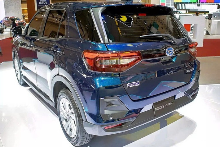 Người này cho biết, mẫu xe điện hóa kể trên chính là Daihatsu Rocky Hybrid 2025 mới hiện đang được bán tại thị trường Nhật Bản. Trên thực tế, mẫu xe này từng được trưng bày tại triển lãm GIIAS vào năm 2022 và 2024.