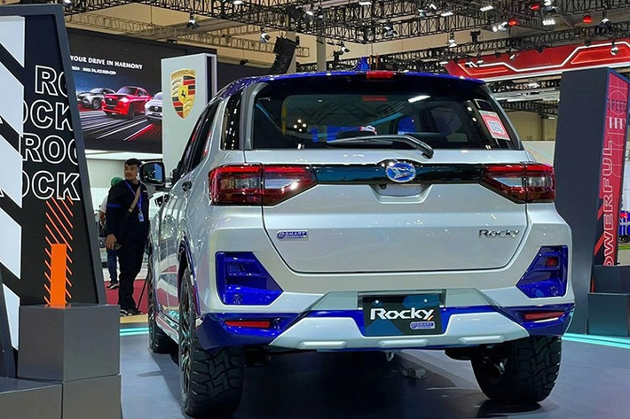 Daihatsu Rocky Hybrid hứa hẹn sẽ là một đối thủ đáng gờm của Suzuki Fronx Hybrid trong phân khúc SUV cỡ nhỏ tại Indonesia, với giá bán cạnh tranh, công nghệ hybrid tiết kiệm nhiên liệu và tính năng hiện đại. GIIAS 2025 sẽ là sân khấu chính thức cho màn ra mắt này, và chắc chắn sẽ thu hút nhiều sự quan tâm từ thị trường.