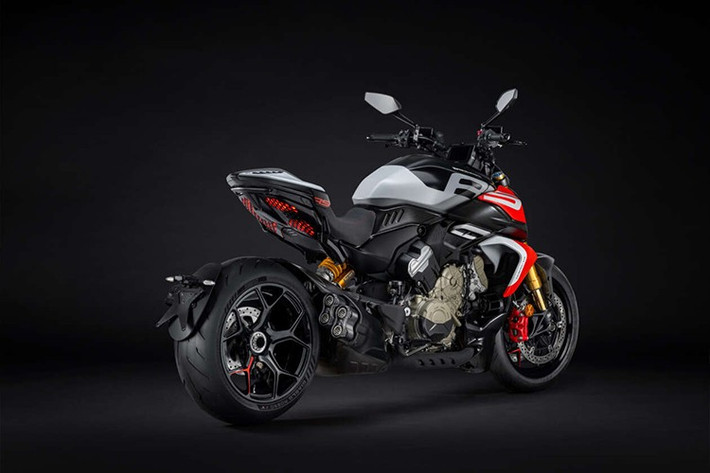 Bộ điều khiển điện tử của Diavel V4 RS có 3 chế độ công suất được hiệu chỉnh cụ thể và 4 chế độ lái, gồm: Race (Đua), Sport (Thể thao), Touring (Du lịch) và Rain (Trời mưa).
