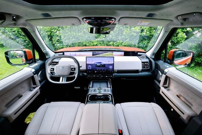 Sức mạnh đến từ hệ thống hybrid điện hiệu suất cao CDM-O Kunpeng của Chery, bao gồm động cơ 2.0T và hai mô-tơ điện, kết hợp với hộp số DHT 2 cấp, tạo ra tổng công suất 560kW (751 mã lực) và mô-men xoắn 795Nm.