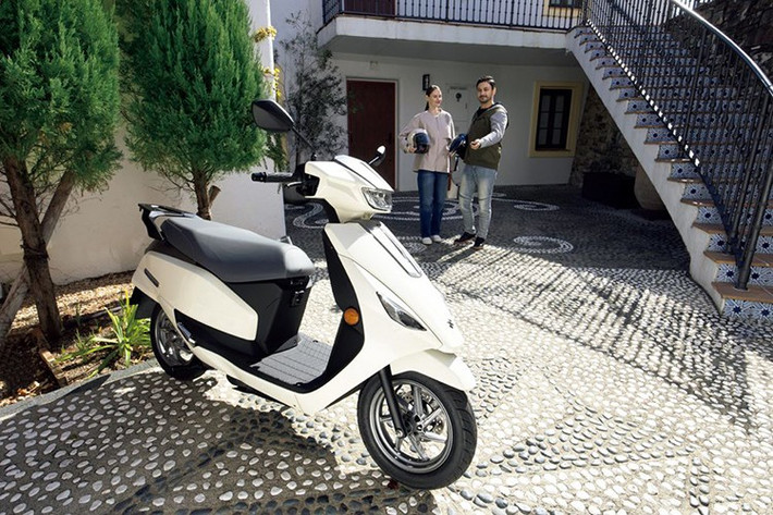 Sự xuất hiện của mẫu xe ga điện Suzuki e-Address 2025 này đánh dấu bước chuyển mình quan trọng của Suzuki trong bối cảnh ngành công nghiệp xe máy toàn cầu đang đẩy mạnh chuyển dịch sang năng lượng xanh và phát triển các phương tiện thân thiện với môi trường.