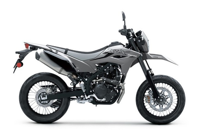 Sự khác biệt chính nằm ở bộ vành và lốp: KLX230S trang bị bánh nan hoa 21 inch phía trước, 18 inch phía sau đi kèm lốp gai chuyên dụng; trong khi KLX230SM dùng bánh đúc 17 inch với lốp đường phố.