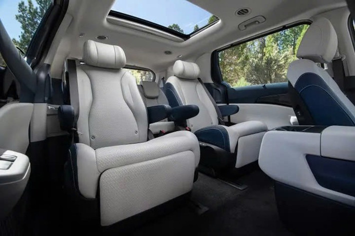 Về vận hành, Kia Carnival 2026 được cung cấp với hai tùy chọn động cơ gồm động cơ xăng 3.5L và hệ truyền động hybrid tăng áp 1.6L.
