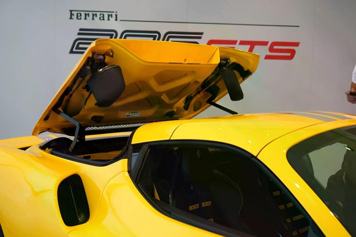 Siêu xe Ferrari 296 GTS vẫn thừa hưởng sức mạnh của "người đàn anh" Ferrari 296 GTB nhưng lại có lợi thế ở việc phần mui xe có thể dễ dàng đóng hoặc mở trong thời gian 14 giây.