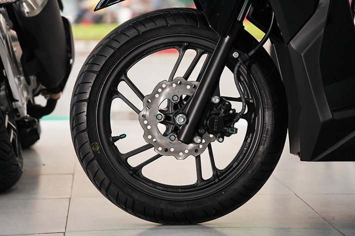 Honda Vario nhập khẩu từ Malaysia vẫn dùng bộ mâm đúc, kích thước 14 inch trên cả hai bánh xe, kết hợp hệ thống phanh kết hợp CBS gồm phanh đĩa phía trước và phanh tang trống phía sau.