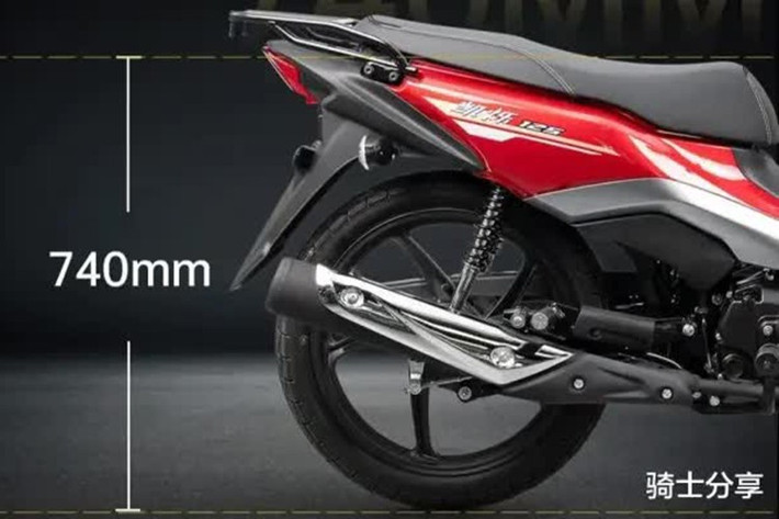 Kaishuo 125 được thiết kế để đáp ứng tối đa nhu cầu hàng ngày. Hộc chứa đồ phía trước đủ sâu để đặt một chai nước 550 ml, trong khi ngăn dưới yên xe có thể chứa vừa một chiếc áo mưa gấp gọn. Khung phía sau làm bằng kim loại chịu lực cao, có khả năng tải trọng lên đến 20 kg – lý tưởng cho việc chở hàng nhẹ hoặc đồ dùng cá nhân.