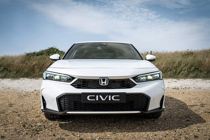 Honda Civic 2026 mới nâng cấp được hàng xe Nhật Bản làm mới phần đầu theo hướng thể thao và sắc nét hơn, với cản trước được thiết kế lại, lưới tản nhiệt trên chỉnh sửa và lưới tản nhiệt dưới mở rộng đáng kể.