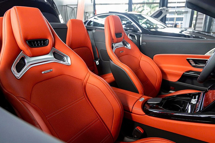 Thậm chí, người dùng có thể mở mui xe Mercedes-AMG SL43 ngay khi đang chạy, nhưng tốc độ tối đa được hãng xe sang Đức khuyến cáo chỉ nên dưới 60 km/h, rất ấn tượng so với nhiều hãng khuyên khách chỉ chạy dưới 50 km/h.