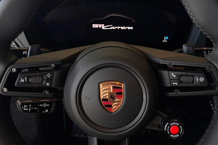 Porsche thiết kế nội thất 911 mới với tiêu chuẩn hai chỗ ngồi. Lần đầu tiên nút khởi động mới xuất hiện trên 911, được đặt ở bên trái của vô lăng. 911 sở hữu cụm đồng hồ kỹ thuật số hoàn toàn,...