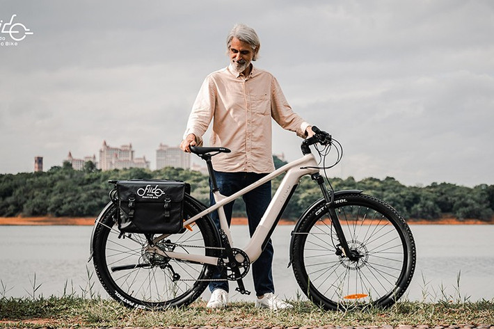 Fiido Nomads Touring E-bike Fiido Nomads là xe đạp hybrid du lịch điện, nặng 24,7 kg, hợp pháp trên đường và có phạm vi di chuyển lên đến 240 km nhờ tùy chọn pin mở rộng dễ thay. Xe được thiết kế tối ưu cho sự thoải mái với yên êm, phuộc trước 120mm và khả năng tùy chỉnh yên, tay lái.