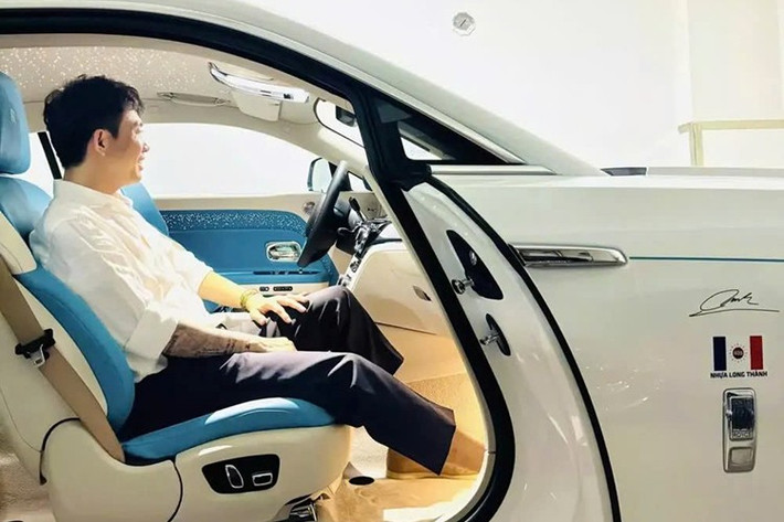 Minh Nhựa chọn tông màu xanh-trắng cho nội thất, nhìn rất sang nhưng dây đai an toàn màu đồng lại được cho không ăn nhập, không rõ ý đồ của con trai đại gia Phạm Văn Mười khi chọn chi tiết này là gì. Bảng táp lô của xe vẫn là màu đen huyền bí, vô lăng 2 màu đen và xanh, khá tương phản.