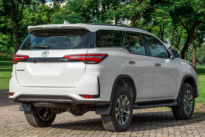 Có thể nói, Ford Everest và Toyota Fortuner là hai mẫu xe hiếm hoi cạnh tranh bằng thực lực bởi cả hai không sử dụng ưu đãi để tăng sức hút. Những số liệu bán ra cho thấy, người Việt đang dành sự ưu ái lớn đối với mẫu SUV cỡ D gốc Mỹ. Tại Việt Nam, giá xe Ford Everest dao động từ 1,106 - 1,545 tỷ đồng.