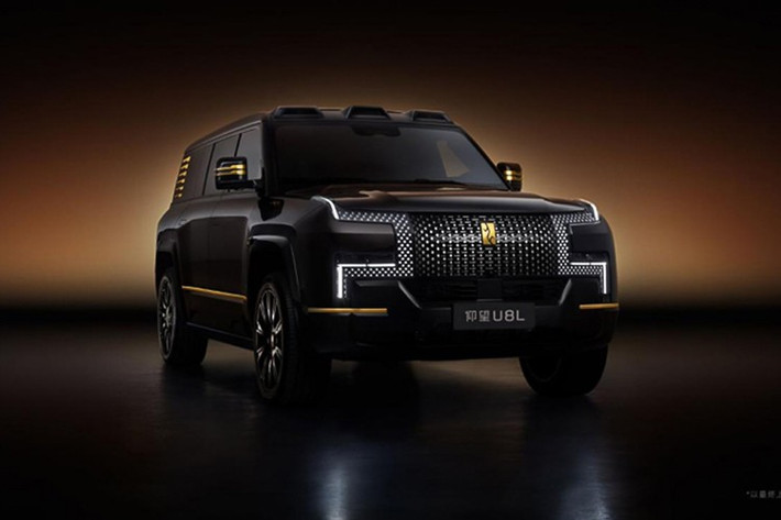 Thương hiệu xe sang thuộc tập đoàn BYD là Yangwang sẽ chính thức giới thiệu mẫu SUV hạng sang U8L Dingshi Edition vào ngày 12/9 tới đây. Trước đó, từ ngày 31/7, mẫu xe này đã mở bán trước với mức giá 1,3 triệu nhân dân tệ (tương đương khoảng 4,8 tỷ đồng).
