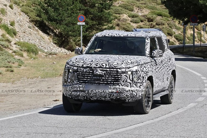 Về thiết kế, Mitsubishi Pajero đời mới được dự đoán sở hữu ngôn ngữ thiết kế tương đồng Outlander, đặc biệt là khu vực đầu xe. Tỉ lệ kích thước Mitsubishi Pajero đời mới chắc chắn sẽ có thay đổi để phù hợp hơn với triết lý off-road với gầm cao hơn, chiều rộng (có thể) tăng, chiều cao lớn.