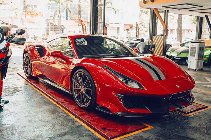 Ngoài động cơ V8 tăng thêm 50 mã lực so với 488 GTB, Ferrari 488 Pista còn có trọng lượng "giảm cân" khoảng 90 kg so với bản tiêu chuẩn, những điều này đã giúp Ferrari 488 Pista chỉ mất thời gian 2,85 giây là có thể tăng tốc từ 0-100 km/h trước khi đạt vận tốc tối đa 330 km/h.