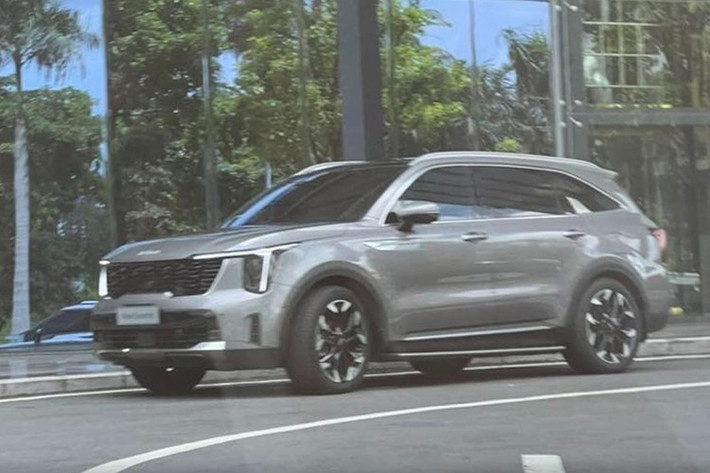 Một chiếc Kia Sorento 2025 vừa được bắt gặp lăn bánh tại khu đô thị Sala, TP.HCM mang theo nhiều thay đổi về thiết kế, công nghệ và trang bị. Theo giới tư vấn bán hàng, mẫu xe SUV thương hiệu Hàn Quốc này dự kiến sẽ về đại lý ngay trong tháng 9 này với 4 phiên bản.