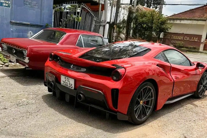 Hình ảnh mới nhất cho thấy, chiếc siêu xe Ferrari 488 Pista Coupe này mang biển kiểm soát 51L-758.55, như vậy sau nhiều năm được mang về nước, xe đã đóng đầy đủ các loại thuế để từ biển Ngoại giao, sang biển trắng, đúng phong cách chơi xe của chủ hiện tại.