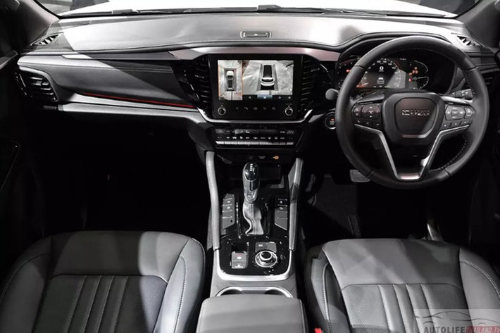 Bên trong, Isuzu mu-X 2025 tại Việt Nam có thể sẽ sở hữu nhiều tiện nghi hiện đại như: màn hình kỹ thuật số 7 inch sau vô-lăng, kết nối Apple CarPlay và Android Auto không dây, cổng sạc USB-C, điều hòa tự động hai vùng độc lập và phanh tay điện tử ở bản cao cấp.