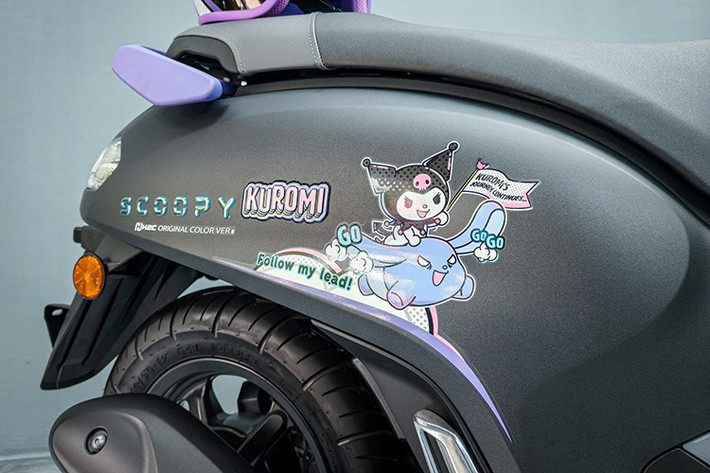 Kuromi là một biểu tượng văn hóa đại chúng đến từ thương hiệu Sanrio, nổi tiếng với các nhân vật hoạt hình như Hello Kitty. Ra mắt lần đầu trong series hoạt hình "Onegai My Melody" vào năm 2005, Kuromi đã nhanh chóng chiếm được cảm tình của giới trẻ Nhật Bản và toàn thế giới.