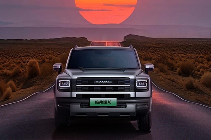 Haval Raptor PHEV 2026 có các cấu hình Pro, Ultra và Ultra Navigator. Pro bao gồm radar đỗ xe phía sau, camera 360 độ, cửa sổ trời toàn cảnh, sạc không dây 50W, hệ thống thông gió và sưởi ấm ghế trước, với tùy chọn W-HUD và khóa vi sai cầu sau. Ultra bổ sung thêm W-HUD tiêu chuẩn, khóa vi sai cầu sau, vô lăng có sưởi, loa bổ sung, đèn viền nội thất một màu, hệ thống quản lý chất lượng không khí và ion hóa plasma.