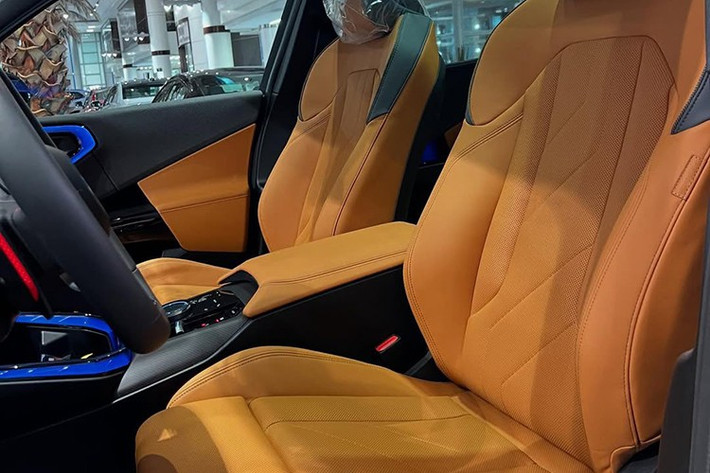 Trang bị tiêu chuẩn gói BMW Live Cockpit Professional, bao gồm màn hình hiển thị thông tin trên kính chắn gió (BMW Head-Up Display) và tính năng xem tăng cường (Augmented View) hiển thị trực tiếp trên trên màn hình điều khiển trung tâm, hỗ trợ người lái quan sát dễ dàng và trực quan hơn trong quá trình vận hành. Phiên bản BMW X3 20 xDrive M Sport được trang bị hệ thống âm thanh vòm cao cấp Harman Kardon.