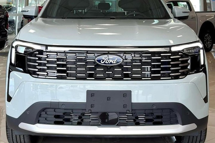 So với bản hiện hành, thiết kế đầu xe của Ford Territory facelift được tinh chỉnh theo hướng hiện đại hơn. Cụm đèn chiếu sáng chính đã được dời lên cao, tích hợp cùng dải LED hình móc câu, kéo dài sang hai bên. Trong khi đó, phần thân và đuôi xe gần như không thay đổi so với đời cũ.