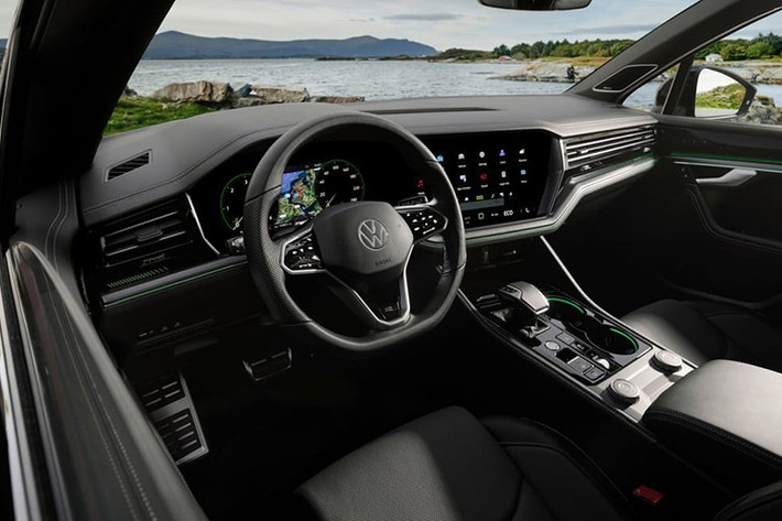 Đặc biệt, phần nóc của Volkswagen Touareg 2025 còn được tích hợp cảm biến tải trọng mới. Cảm biến này có thể phát hiện các loại hộp được đặt trên nóc để điều chỉnh hệ thống cân bằng điện tử nhằm đảm bảo sự cân bằng cho xe khi vận hành. Chưa dừng ở đó, cảm biến còn liên kết với hệ thống treo nâng cấp và hệ thống đánh lái 4 bánh của xe.