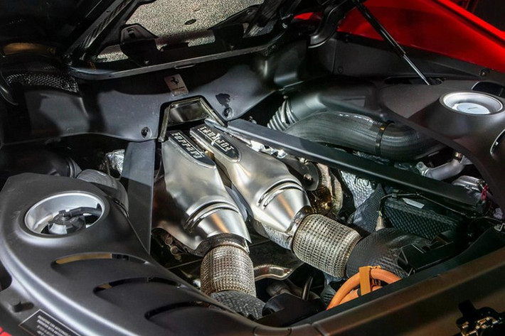 Nhờ vào hệ truyền động plug-in hybrid, siêu xe mui trần Ferrari 296 GTS có tổng công suất là 818 mã lực cùng mô-men xoắn cực đại 740 Nm.