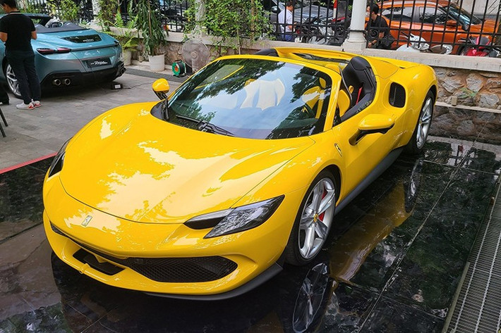 Mới đây, 1 chiếc siêu xe mui trần Ferrari 296 GTS đã bị bắt gặp xuất hiện tại quận 1, TP.HCM. Theo tìm hiểu, chiếc xe chỉ mới tìm thấy người mua trong thời gian gần đây, sau 1 thời gian dài nằm ở đại lý. Được biết, giá xe Ferrari 296 GTS nhập chính hãng lăn bánh gần 25 tỷ đồng.