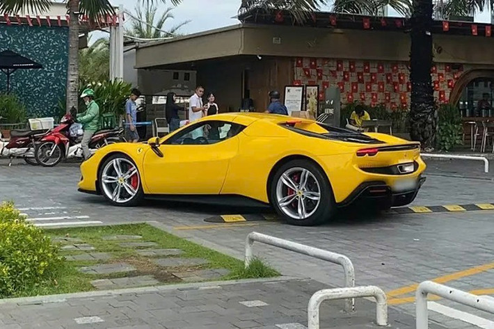 Được biết, đây đã là chiếc siêu xe mui trần Ferrari 296 GTS thứ 5 hay 6 gì đó xuất hiện tại thị trường Việt Nam, xe đầu tiên được bàn giao cho một khách hàng ở tỉnh Bạc Liêu, nhưng vợ chồng anh lại sinh sống và làm việc ở tỉnh Bà Rịa - Vũng Tàu (Cũ).