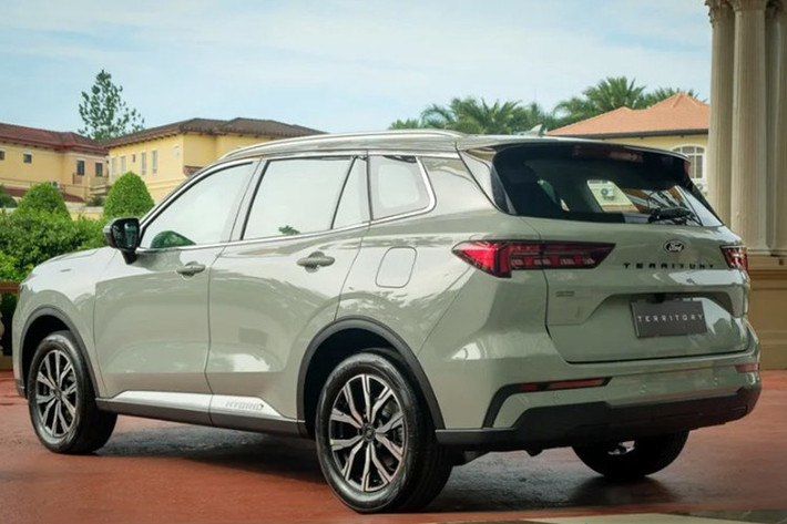 Ford Territory Hybrid hiên bản 2026 cũng được làm mới thiết kế với cụm đèn trước LED liền khối, tích hợp dải đèn chiếu sáng ban ngày và tính năng “follow-me-home”, một số chi tiết thân xe thêm logo hybrid.