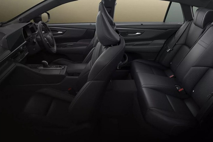 Cùng với phiên bản kỷ niệm 70 năm, Toyota cũng cung cấp Crown Special Edition Z Limited Matte Metal. Phiên bản này có màu xám mờ đậm với lớp sơn mờ mà Toyota cho biết là dễ làm sạch. 