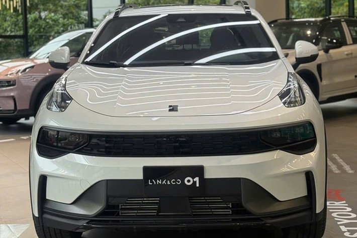 Với mức giá hơn 900 triệu, Lynk & Co 01 Hyper vẫn cao hơn so với các mẫu SUV phổ thông hạng C đắt khách tại Việt Nam như Mazda CX-5 (từ 749 triệu đồng), Ford Territory (từ 759 triệu đồng) hay Hyundai Tucson (từ 825 triệu đồng).