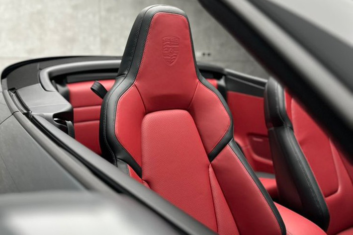 Porsche 911 Carrera 4 GTS Cabriolet mới cũng vượt trội hơn mẫu xe tiền nhiệm trong cuộc đua nước rút lên 100 km/giờ, đặc biệt là khi xuất phát tĩnh.