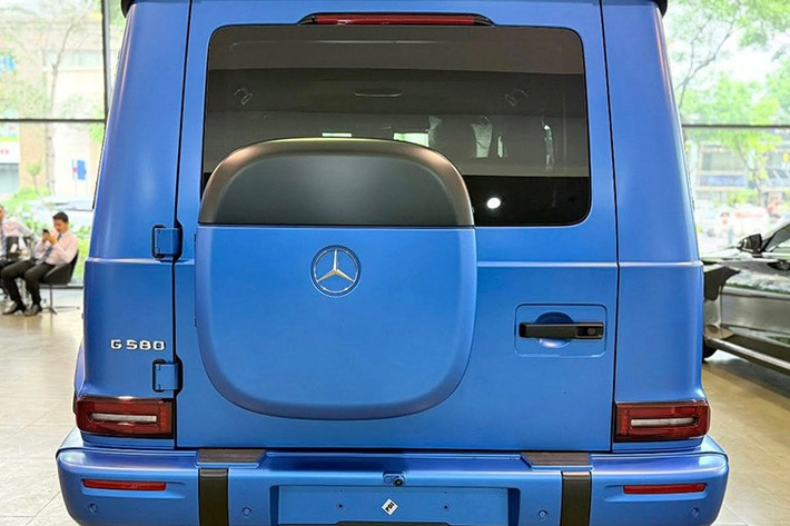 Mang tên gọi Mercedes-Benz G 580 EQ, mẫu xe thuần điện này hiện có hai phiên bản: tiêu chuẩn và bản giới hạn Edition One. Tuy nhiên, Mercedes-Benz khéo léo giữ nguyên tổng thể thiết kế đặc trưng như cụm đèn pha tròn, thân xe vuông vức và các đường gân cơ bắp, nhưng lại bổ sung những chi tiết hiện đại đậm chất tương lai.